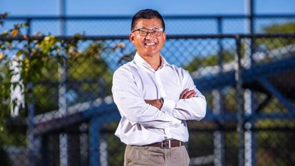 Dân biểu quốc hội đầu tiên tuyên thệ bằng cách đặt tay trên kinh Phật